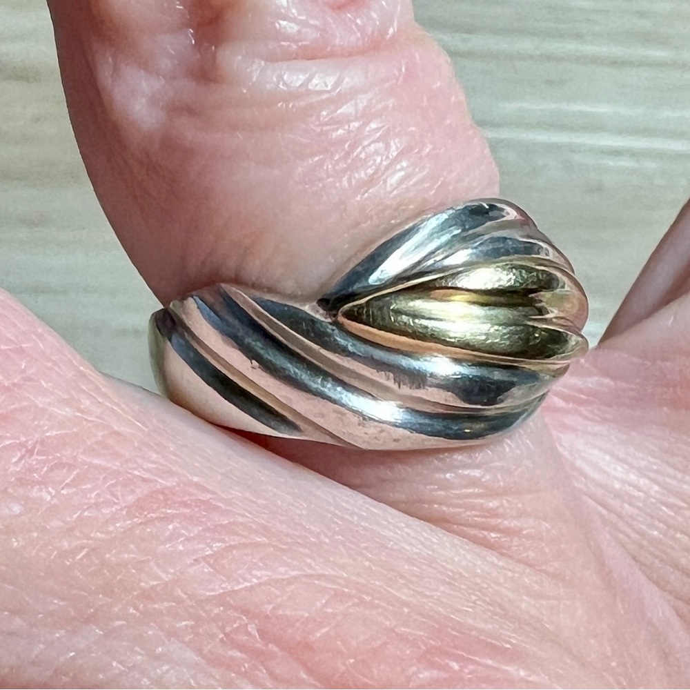 Vintage Designer Signed M. Sterling Silver & 14K Gold Scalloped Ring, Size 6 - Picture 9 of 10